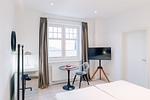 Modernes Schlafzimmer mit Tisch und Fernseher - Strandläufer 05 - Top-Hundeurlaub