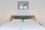 Modernes Schlafzimmer mit Doppelbett und Kunstwerk - Strandläufer 05 - Top-Hundeurlaub