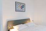 Schlafzimmer mit Doppelbett und Kunstwerk - Strandläufer 05 - Top-Hundeurlaub