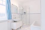 Helles Badezimmer mit Dusche und Badewanne - Strandläufer 05 - Top-Hundeurlaub