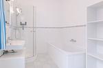 Helles Badezimmer mit Dusche und Badewanne - Strandläufer 05 - Top-Hundeurlaub