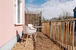 Terrasse mit Tisch und modernen Stühlen - Strandläufer 05 - Top-Hundeurlaub
