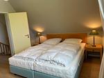 Schlafzimmer mit Doppelbett im sihi2-17, Mellumweg 6b, Hus Inselkieker in Schillig - Hus Inselkieker 217 - Top-Hundeurlaub