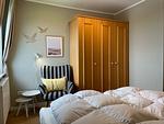Schlafzimmer mit Kleiderschrank im sihi2-17, Mellumweg 6b, Hus Inselkieker in Schillig - Hus Inselkieker 217 - Top-Hundeurlaub