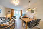 Wohn-Essbereich mit Couch und Esstisch im sihi217, Hus Inselkieker, Mellumweg 6b in Schillig - Hus Inselkieker 217 - Top-Hundeurlaub