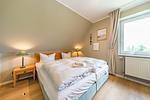 Erstes Schlafzimmer mit Doppelbett im sihi217, Hus Inselkieker, Mellumweg 6b in Schillig - Hus Inselkieker 217 - Top-Hundeurlaub