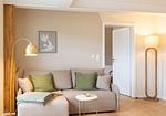 Ferienwohnung Salz/Haus Queller in Wittdün/Amrum   Sofa mit Stehlampen und Tür zum Schlafzimmer - Salz - Das Queller - Top-Hundeurlaub