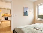 Ferienwohnung Salz/Haus Queller in Wittdün/Amrum   Schlafzimmer mit Tür zum offenen Wohnbereich mit Küche - Salz - Das Queller - Top-Hundeurlaub
