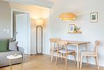 Ferienwohnung Salz/Haus Queller in Wittdün/Amrum   Esstisch, Stehlampe und Tür zum Schlafzimmer - Salz - Das Queller - Top-Hundeurlaub