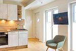 Ferienwohnung Salz/Haus Queller in Wittdün/Amrum   Offene Küche, Blick zum Eingangsbereich und TV - Salz - Das Queller - Top-Hundeurlaub
