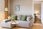 Ferienwohnung Salz/Haus Queller in Wittdün/Amrum  Sofa mit Stehlampe, Beistelltisch und Schlafzimmertür - Salz - Das Queller - Top-Hundeurlaub
