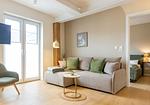 Ferienwohnung Salz/Haus Queller in Wittdün/Amrum  Sofa mit Stehlampe, Beistelltisch und Schlafzimmertür - Salz - Das Queller - Top-Hundeurlaub