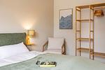 Ferienwohnung Salz/Haus Queller in Wittdün/Amrum  Doppelbett mit zwei Leselampen und ein Regal für Kleidung - Salz - Das Queller - Top-Hundeurlaub