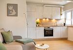 Ferienwohnung Wiese/Haus Queller in Wittdün/Amrum   Offene Küche und Sofa - Wiese - Das Queller - Top-Hundeurlaub