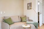 Ferienwohnung Wiese/Haus Queller in Wittdün/Amrum   Sofa mit Stehlampe - Wiese - Das Queller - Top-Hundeurlaub