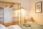 Ferienwohnung Wiese/Haus Queller in Wittdün/Amrum  Doppelbett und ein Regal für Kleidung - Wiese - Das Queller - Top-Hundeurlaub