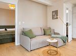 Ferienwohnung Wiese/ Haus Queller in Wittdün/Amrum   Sofa-Ecke mit Stehlampe und Beistelltisch - Wiese - Das Queller - Top-Hundeurlaub