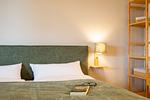 Ferienwohnung Wiese/ Haus Queller in Wittdün/Amrum   Doppelbett mit Leselampe und einem Regal für Kleidung - Wiese - Das Queller - Top-Hundeurlaub