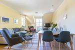 Helles Wohnzimmer mit Sofa und Essbereich - Nathalie - Top-Hundeurlaub