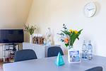 Wohnzimmer mit Fernseher und Tisch - Nathalie - Top-Hundeurlaub