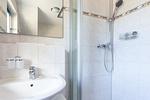 Modernes Badezimmer mit Dusche und Waschbecken - Nathalie - Top-Hundeurlaub