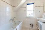 Helles Badezimmer mit Badewanne und Fenster - Nathalie - Top-Hundeurlaub