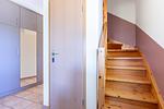 Treppenbereich mit Holzstufen und Garderobe - Nathalie - Top-Hundeurlaub