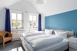 Helles Schlafzimmer mit Doppelbett und Korbsessel - Nathalie - Top-Hundeurlaub