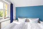 Schlafzimmer mit blauer Wand und zwei Betten - Nathalie - Top-Hundeurlaub