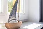 Dekorative Segelboot-Skulptur auf Fensterbrett - Nathalie - Top-Hundeurlaub