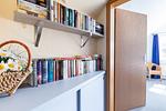 Regal mit Büchern und Dekoration - Nathalie - Top-Hundeurlaub