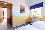 Helles Schlafzimmer mit gemütlichem Stuhl - Nathalie - Top-Hundeurlaub