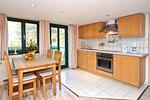 Wohnzimmer mit offener Küche - Küstenhof am Kap Arkona - Ferienwohnung "Sonnenuntergang" - Top-Hundeurlaub