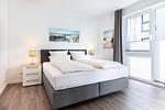 Schlafzimmer mit Boxspringbett - Aparthotel Ostseeallee 1-01 - Top-Hundeurlaub