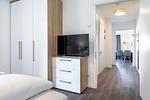 Schlafzimmer mit Kleiderschrank und Flatscreen-TV - Aparthotel Ostseeallee 1-01 - Top-Hundeurlaub