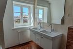 Badezimmer mit Doppelwaschbecken und Fenster - Ashley - Top-Hundeurlaub