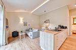 Wohnzimmer - Ferienhaus Bodden Hus 27 Feriendorf Klein Stresow Rügen - Top-Hundeurlaub