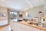Küche / Küchenzeile - Ferienhaus Bodden Hus 27 Feriendorf Klein Stresow Rügen - Top-Hundeurlaub