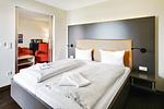 Schlafzimmer mit Doppelbett - Resort Deichgraf 27-15 - Top-Hundeurlaub