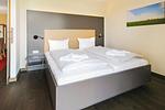 Schlafzimmer mit Doppelbett - Resort Deichgraf 27-15 - Top-Hundeurlaub