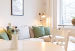 Ferienwohnung Vind Wittdün/Amrum   Große Sofaecke mit Leselampe und großem Fenster - Haus am Seezeichen - Whg. Vind - Top-Hundeurlaub