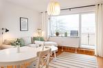 Ferienwohnung Vind Wittdün/Amrum   Sofa-Ecke und Esstisch mit Ausblick auf den Balkon - Haus am Seezeichen - Whg. Vind - Top-Hundeurlaub