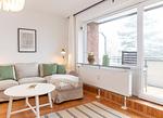 Ferienwohnung Vind Wittdün/Amrum   Sofa-Ecke mit Couchtisch und Leselampe mit Blick auf den Balkon - Haus am Seezeichen - Whg. Vind - Top-Hundeurlaub