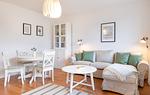 Ferienwohnung Vind Wittdün/Amrum   Sofa-Ecke, Esstisch und Schrank mit Vitrinentüren - Haus am Seezeichen - Whg. Vind - Top-Hundeurlaub