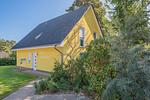 Fassade / Eingang - Ferienhaus Sonnenschein OG mit Balkon und Garten mit Spielanlage - Top-Hundeurlaub
