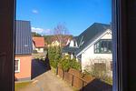 Blick aus dem Fenster auf die gepflegten Nachbarhäuser in Loddin - Ferienwohnung Sonnenblick - Top-Hundeurlaub