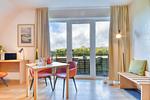 Wohnzimmer - Ferienwohnung Sperling 30 im Wreecher Idyll Rügen - Top-Hundeurlaub