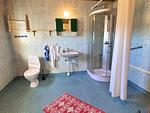 Badezimmer im Ferienhaus Stora Hultet in Småland nahe Vimmerby mit Dusche und Tageslicht - Hus Stora Hultet - Top-Hundeurlaub