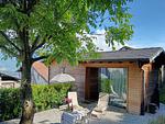 Sonnenterrasse mit Liegsetühlen und Schirm - Chalet Nest - Top-Hundeurlaub