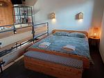 urig gemütliches Schlafzimmer mit weichem Doppelbett - Chalet Nest - Top-Hundeurlaub